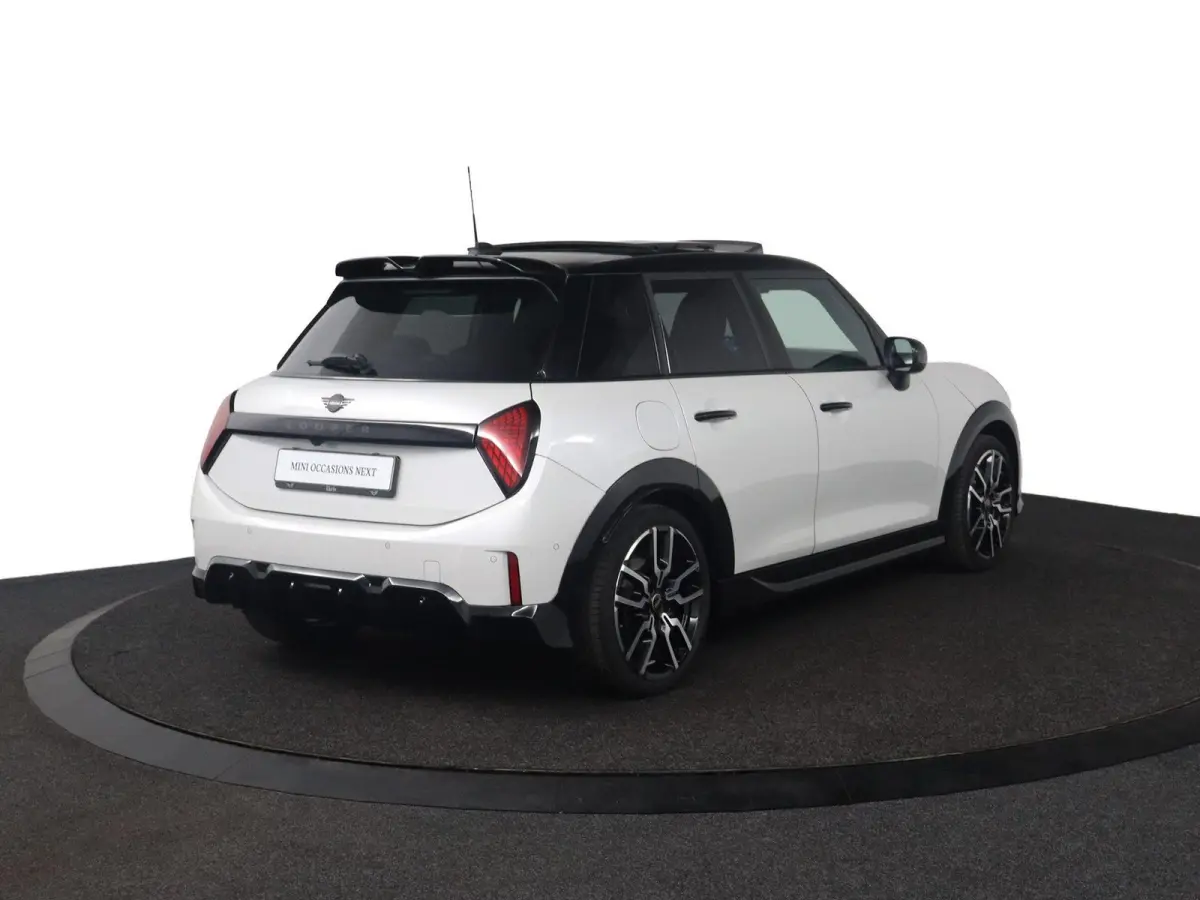 1.5 Cooper C John Cooper Works JCW Uitvoering | Pakket S | Stoel- en stuurverwarming | Panoramadak | Head-Up Display