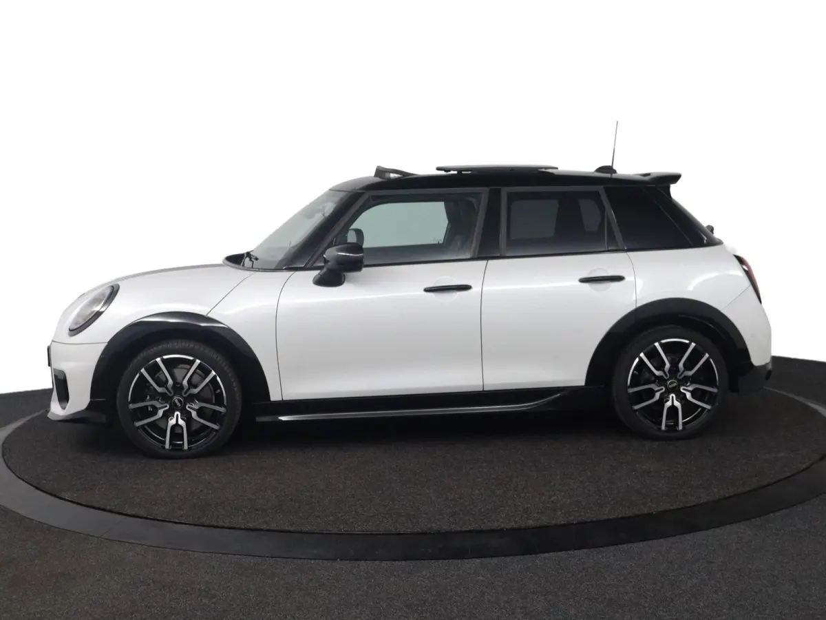 1.5 Cooper C John Cooper Works JCW Uitvoering | Pakket S | Stoel- en stuurverwarming | Panoramadak | Head-Up Display
