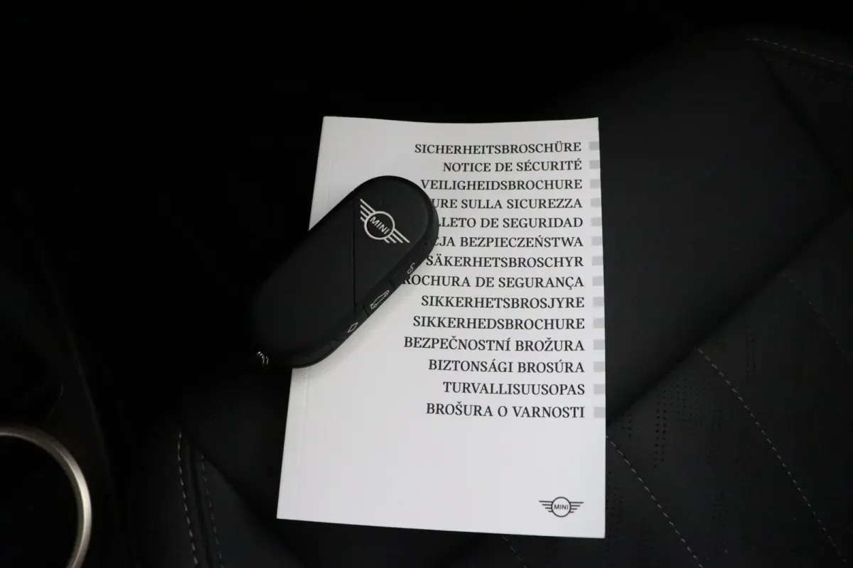 1.5 Cooper C John Cooper Works JCW Uitvoering | Pakket S | Stoel- en stuurverwarming | Panoramadak | Head-Up Display