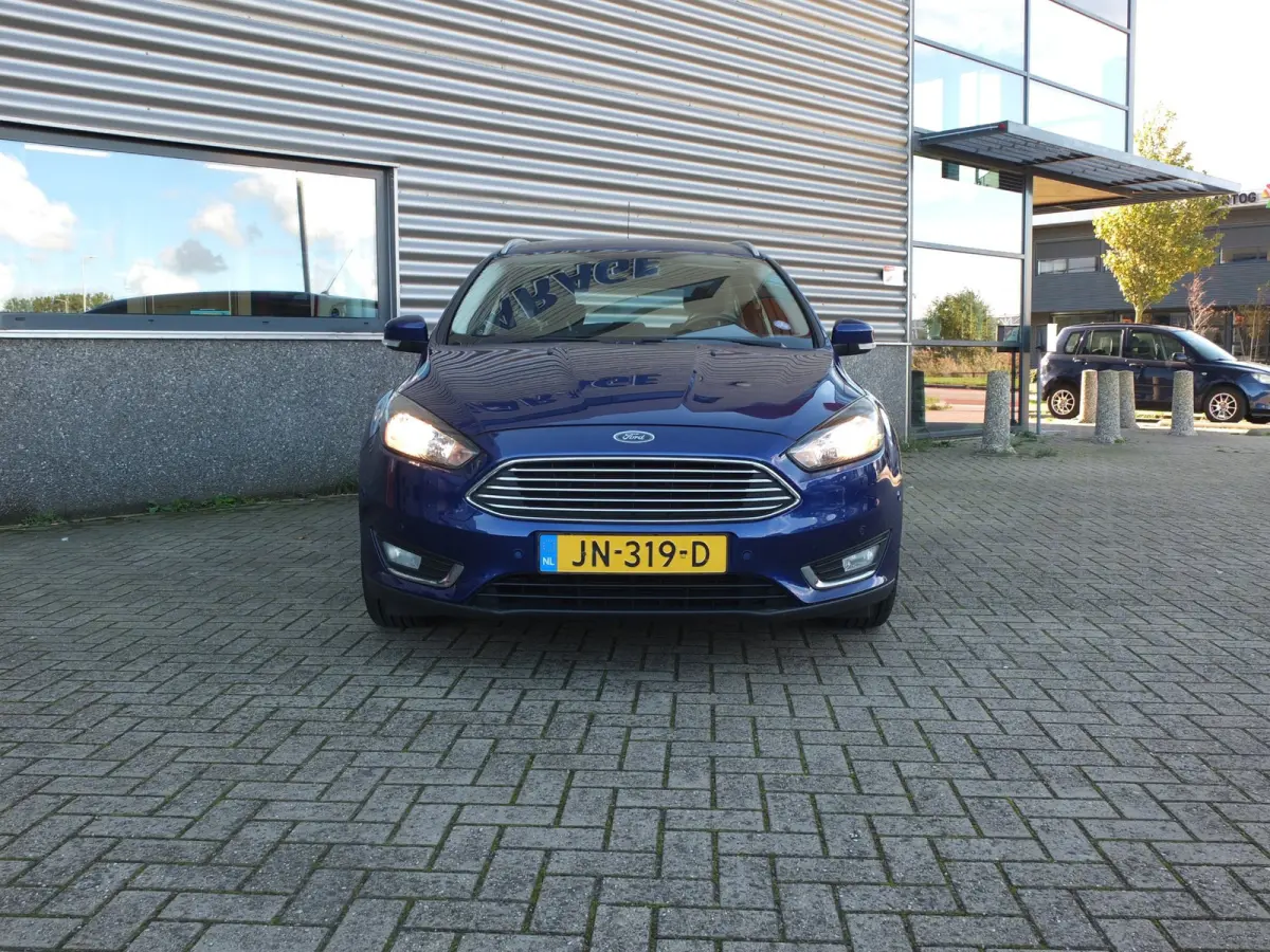 1.0 Titanium | 360° PDC | Cruise | 145.217 KM