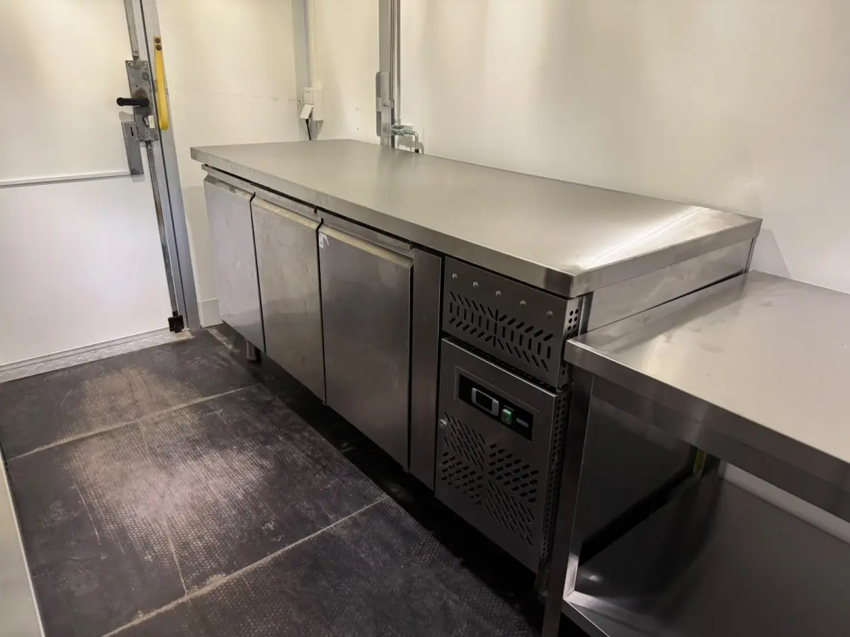 35S14 2.3 410 | Foodtruck | Verkoopwagen | Snackwagen | Eventtruck | Zijdeur | Airco | Camera | Treeplank