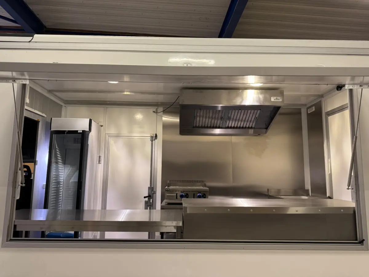 35S14 2.3 410 | Foodtruck | Verkoopwagen | Snackwagen | Eventtruck | Zijdeur | Airco | Camera | Treeplank