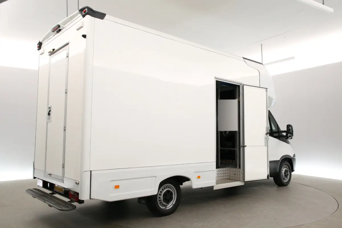 35S14 2.3 410 | Foodtruck | Verkoopwagen | Snackwagen | Eventtruck | Zijdeur | Airco | Camera | Treeplank