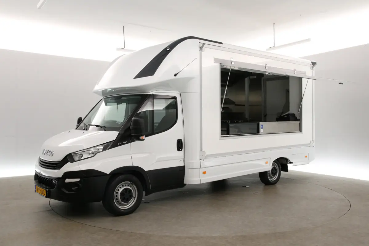 35S14 2.3 410 | Foodtruck | Verkoopwagen | Snackwagen | Eventtruck | Zijdeur | Airco | Camera | Treeplank