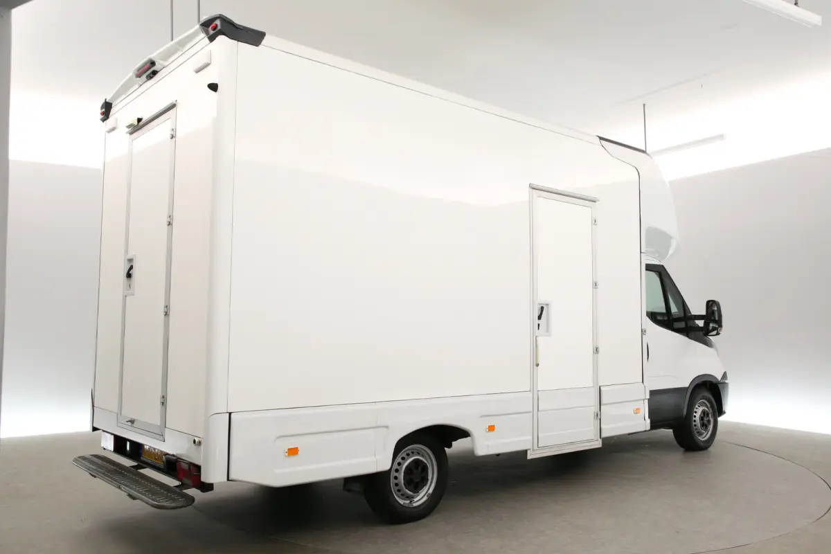 35S14 2.3 410 | Foodtruck | Verkoopwagen | Snackwagen | Eventtruck | Zijdeur | Airco | Camera | Treeplank