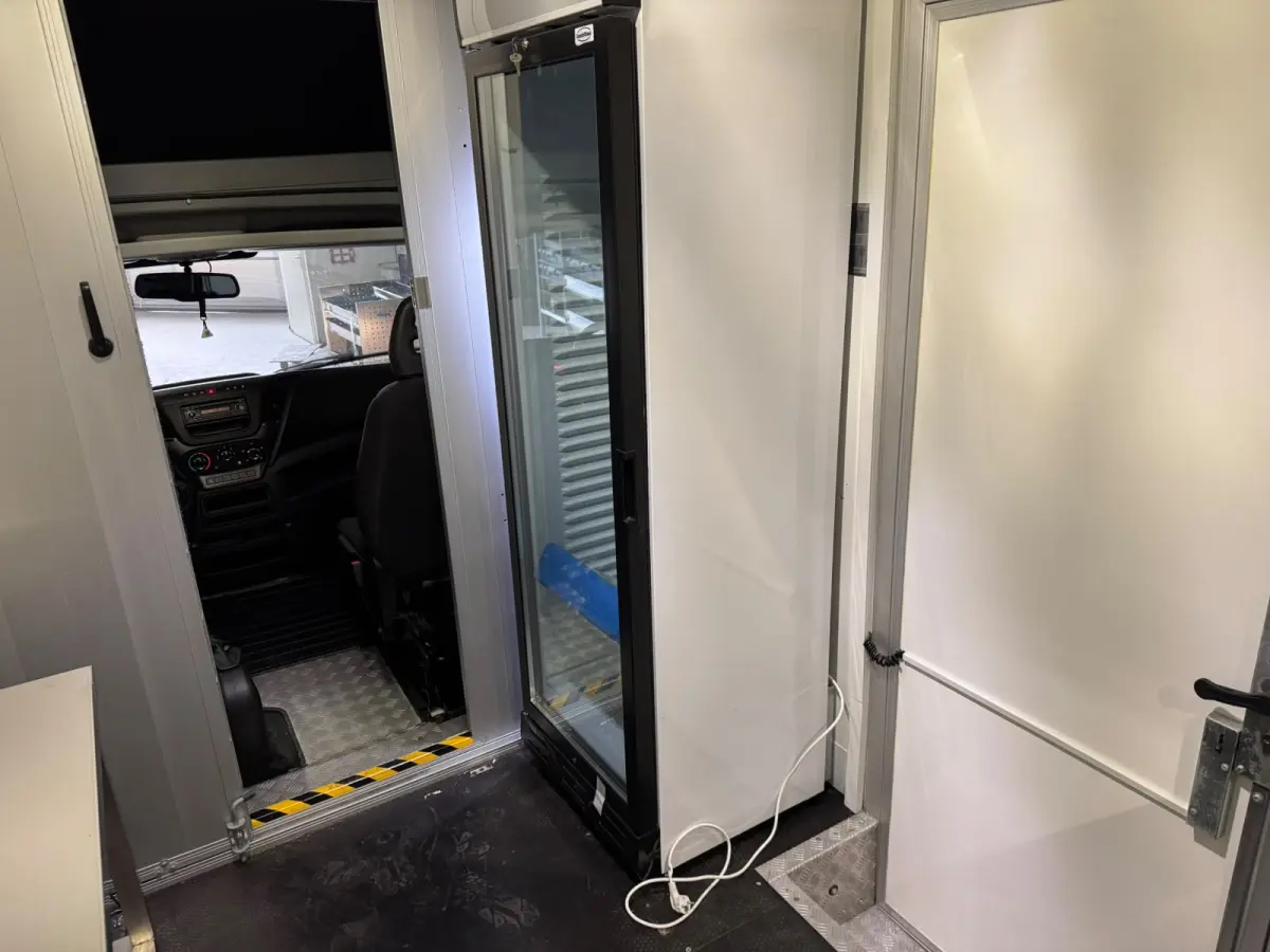 35S14 2.3 410 | Foodtruck | Verkoopwagen | Snackwagen | Eventtruck | Zijdeur | Airco | Camera | Treeplank