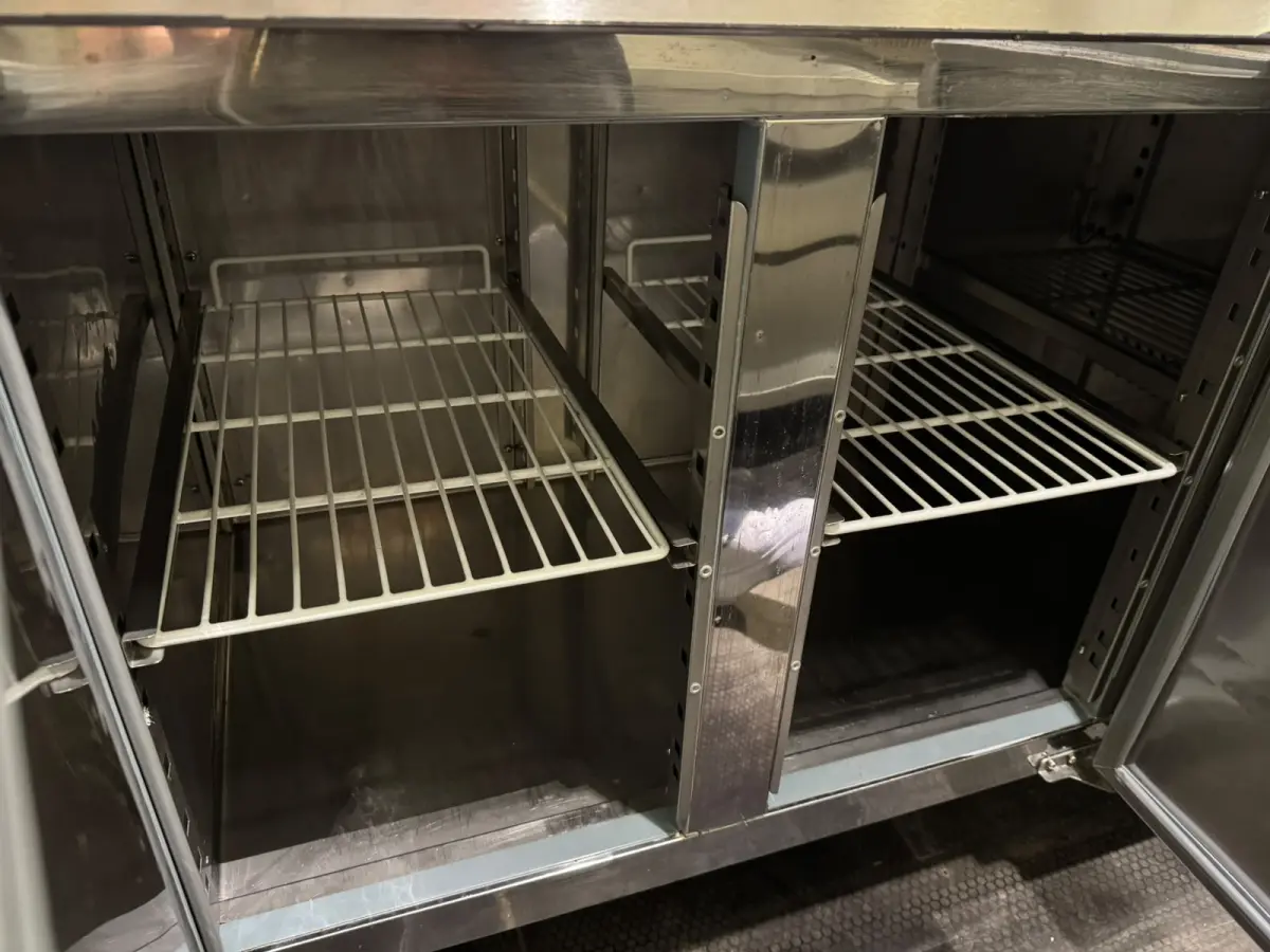 35S14 2.3 410 | Foodtruck | Verkoopwagen | Snackwagen | Eventtruck | Zijdeur | Airco | Camera | Treeplank