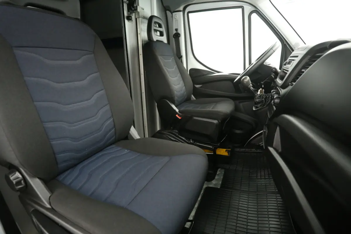 35S14 2.3 410 | Foodtruck | Verkoopwagen | Snackwagen | Eventtruck | Zijdeur | Airco | Camera | Treeplank