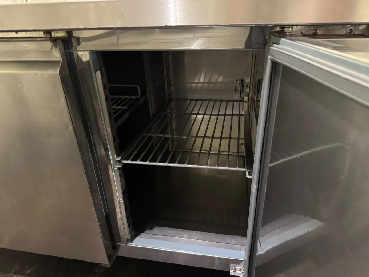 35S14 2.3 410 | Foodtruck | Verkoopwagen | Snackwagen | Eventtruck | Zijdeur | Airco | Camera | Treeplank