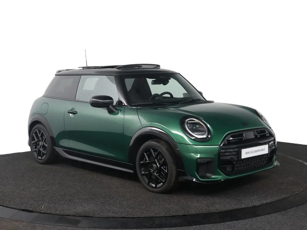 1.5 Cooper C John Cooper Works JCW Uitvoering | Pakket M | Panoramadak | Harman Kardon | Head-Up Display | Stuur- en stoelverwarming