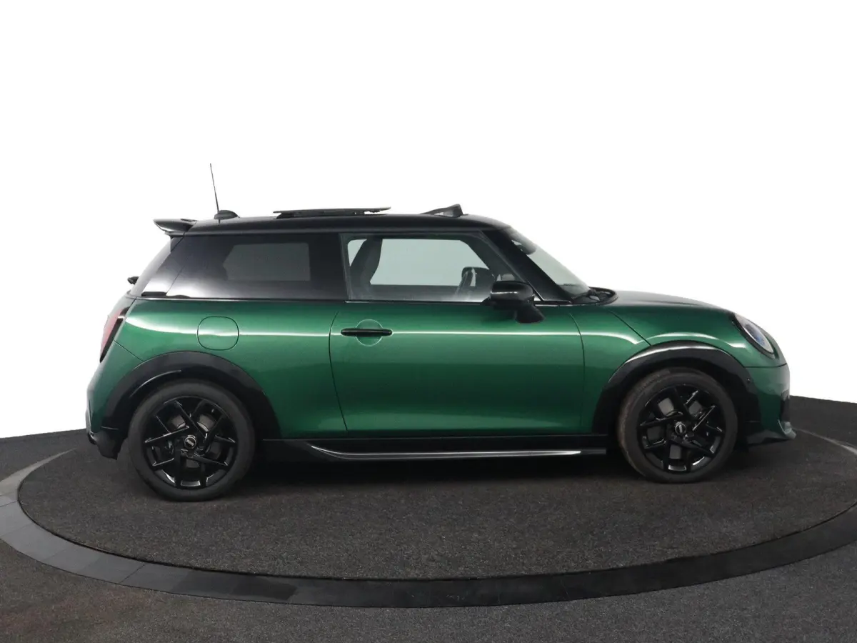 1.5 Cooper C John Cooper Works JCW Uitvoering | Pakket M | Panoramadak | Harman Kardon | Head-Up Display | Stuur- en stoelverwarming