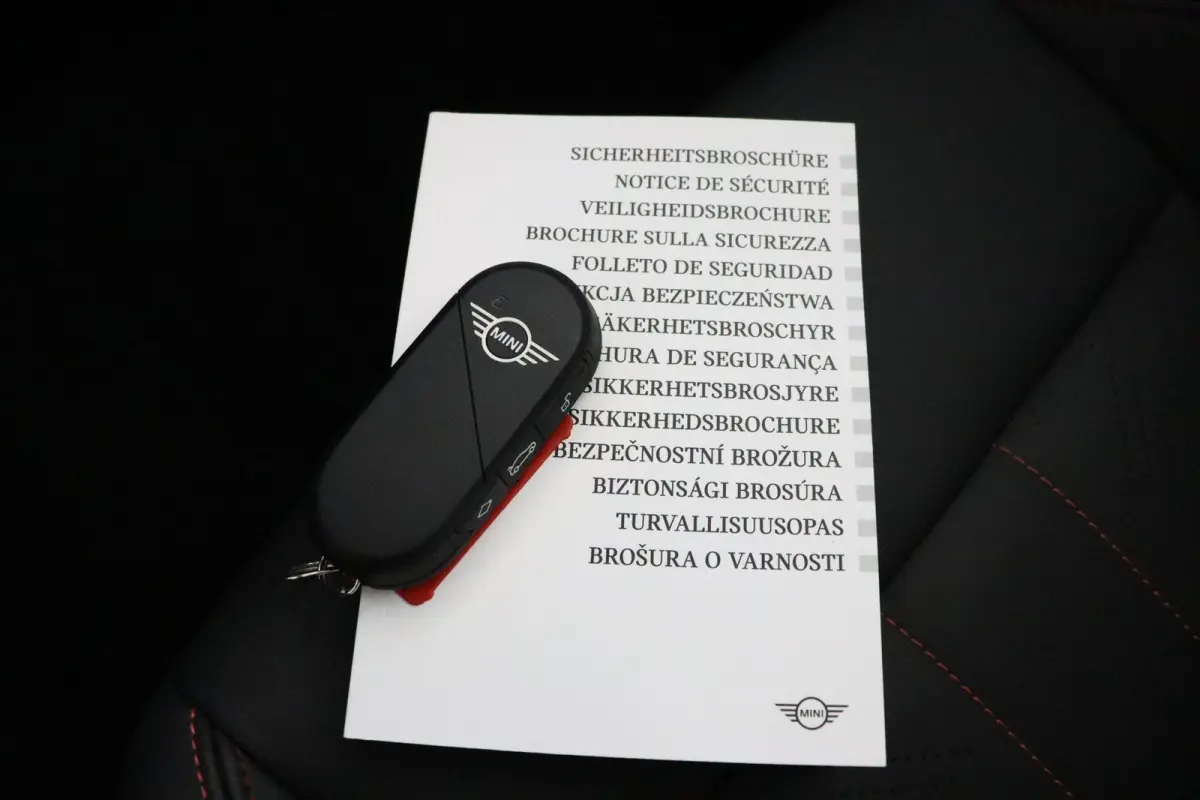 1.5 Cooper C John Cooper Works JCW Uitvoering | Pakket M | Panoramadak | Harman Kardon | Head-Up Display | Stuur- en stoelverwarming