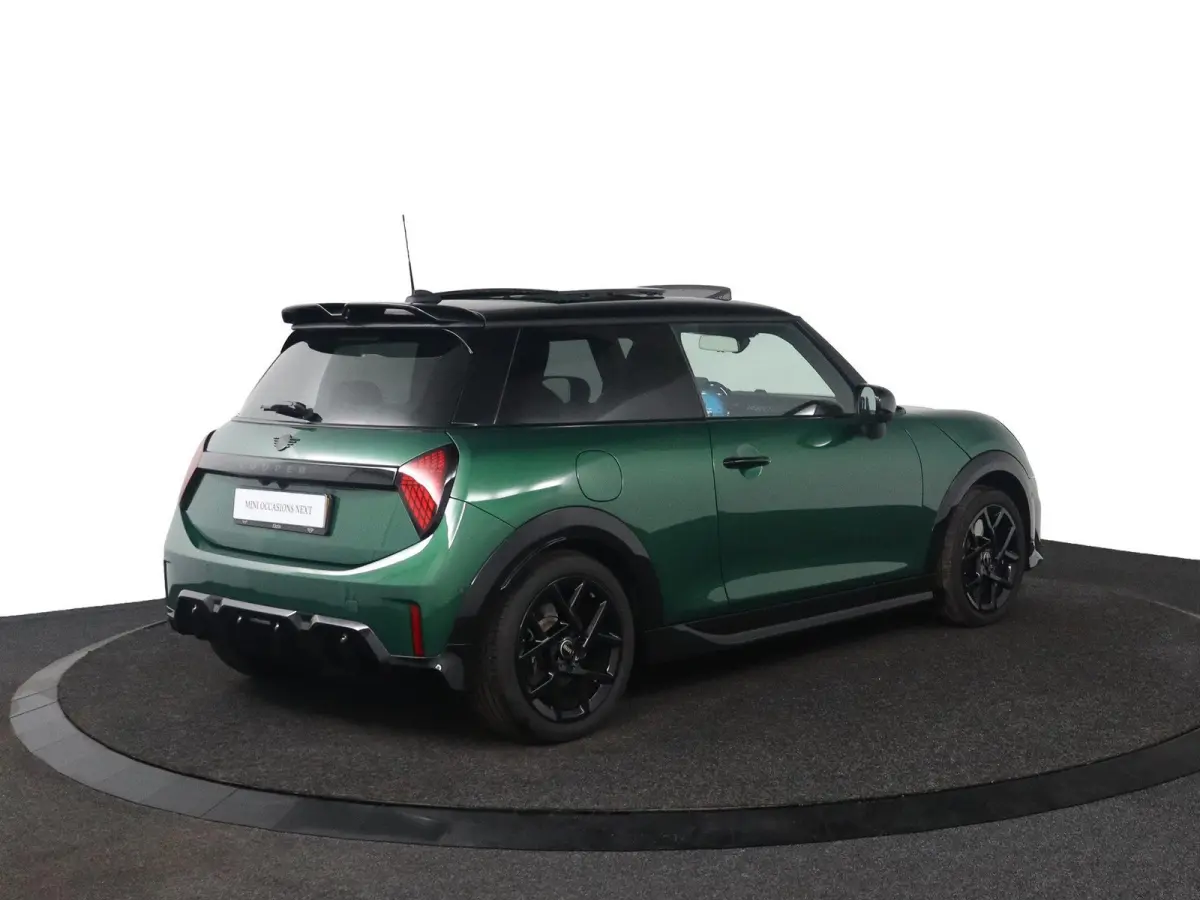 1.5 Cooper C John Cooper Works JCW Uitvoering | Pakket M | Panoramadak | Harman Kardon | Head-Up Display | Stuur- en stoelverwarming