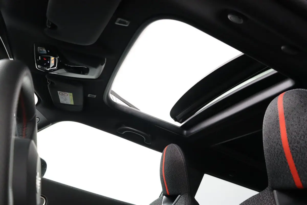 1.5 Cooper C John Cooper Works JCW Uitvoering | Pakket M | Panoramadak | Harman Kardon | Head-Up Display | Stuur- en stoelverwarming