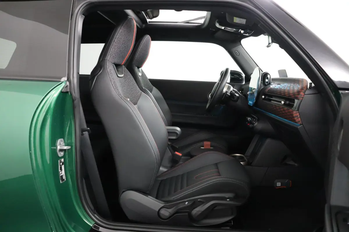 1.5 Cooper C John Cooper Works JCW Uitvoering | Pakket M | Panoramadak | Harman Kardon | Head-Up Display | Stuur- en stoelverwarming