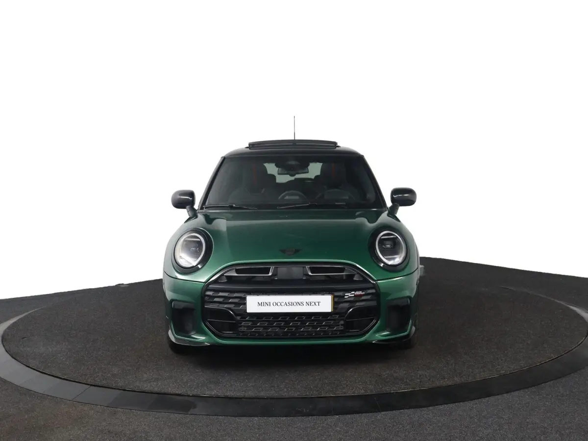 1.5 Cooper C John Cooper Works JCW Uitvoering | Pakket M | Panoramadak | Harman Kardon | Head-Up Display | Stuur- en stoelverwarming