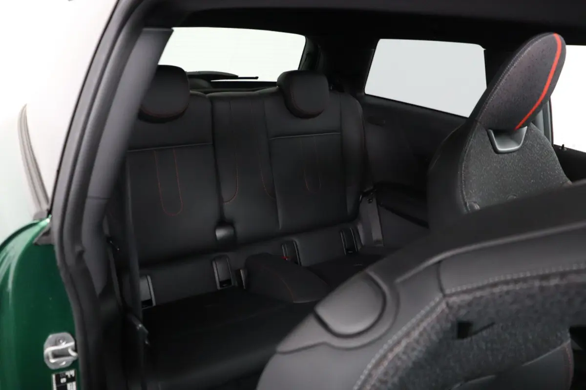 1.5 Cooper C John Cooper Works JCW Uitvoering | Pakket M | Panoramadak | Harman Kardon | Head-Up Display | Stuur- en stoelverwarming