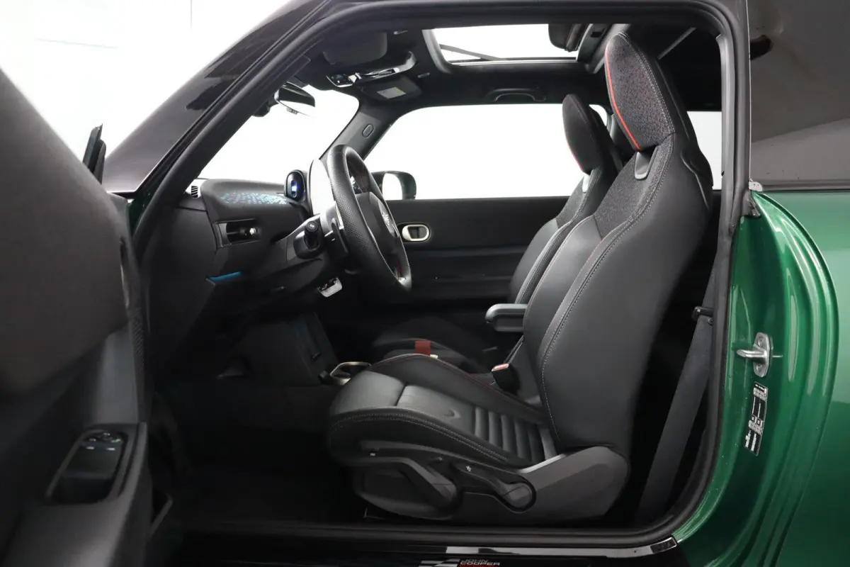 1.5 Cooper C John Cooper Works JCW Uitvoering | Pakket M | Panoramadak | Harman Kardon | Head-Up Display | Stuur- en stoelverwarming