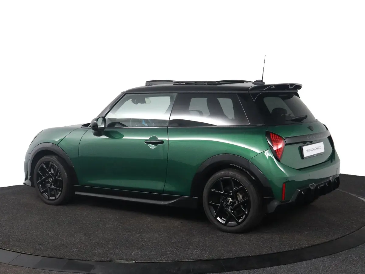 1.5 Cooper C John Cooper Works JCW Uitvoering | Pakket M | Panoramadak | Harman Kardon | Head-Up Display | Stuur- en stoelverwarming
