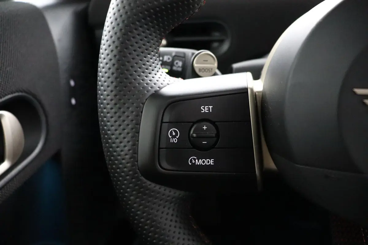 1.5 Cooper C John Cooper Works JCW Uitvoering | Pakket M | Panoramadak | Harman Kardon | Head-Up Display | Stuur- en stoelverwarming