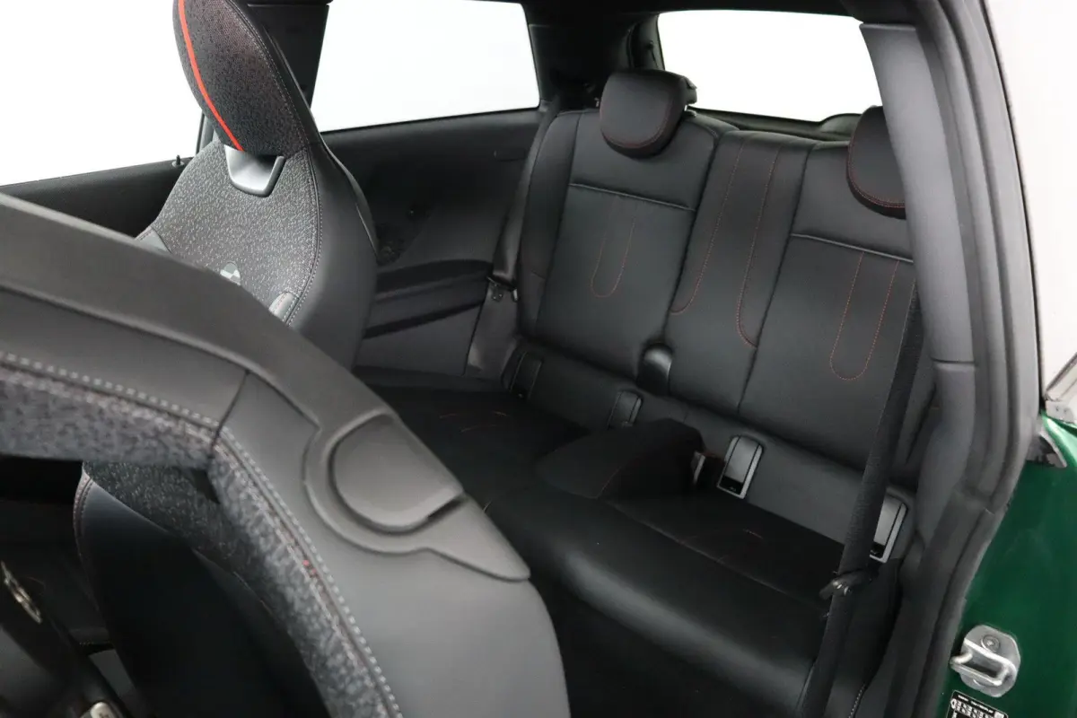 1.5 Cooper C John Cooper Works JCW Uitvoering | Pakket M | Panoramadak | Harman Kardon | Head-Up Display | Stuur- en stoelverwarming