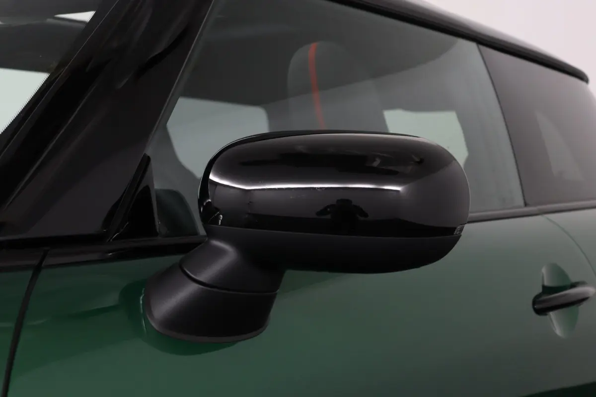 1.5 Cooper C John Cooper Works JCW Uitvoering | Pakket M | Panoramadak | Harman Kardon | Head-Up Display | Stuur- en stoelverwarming
