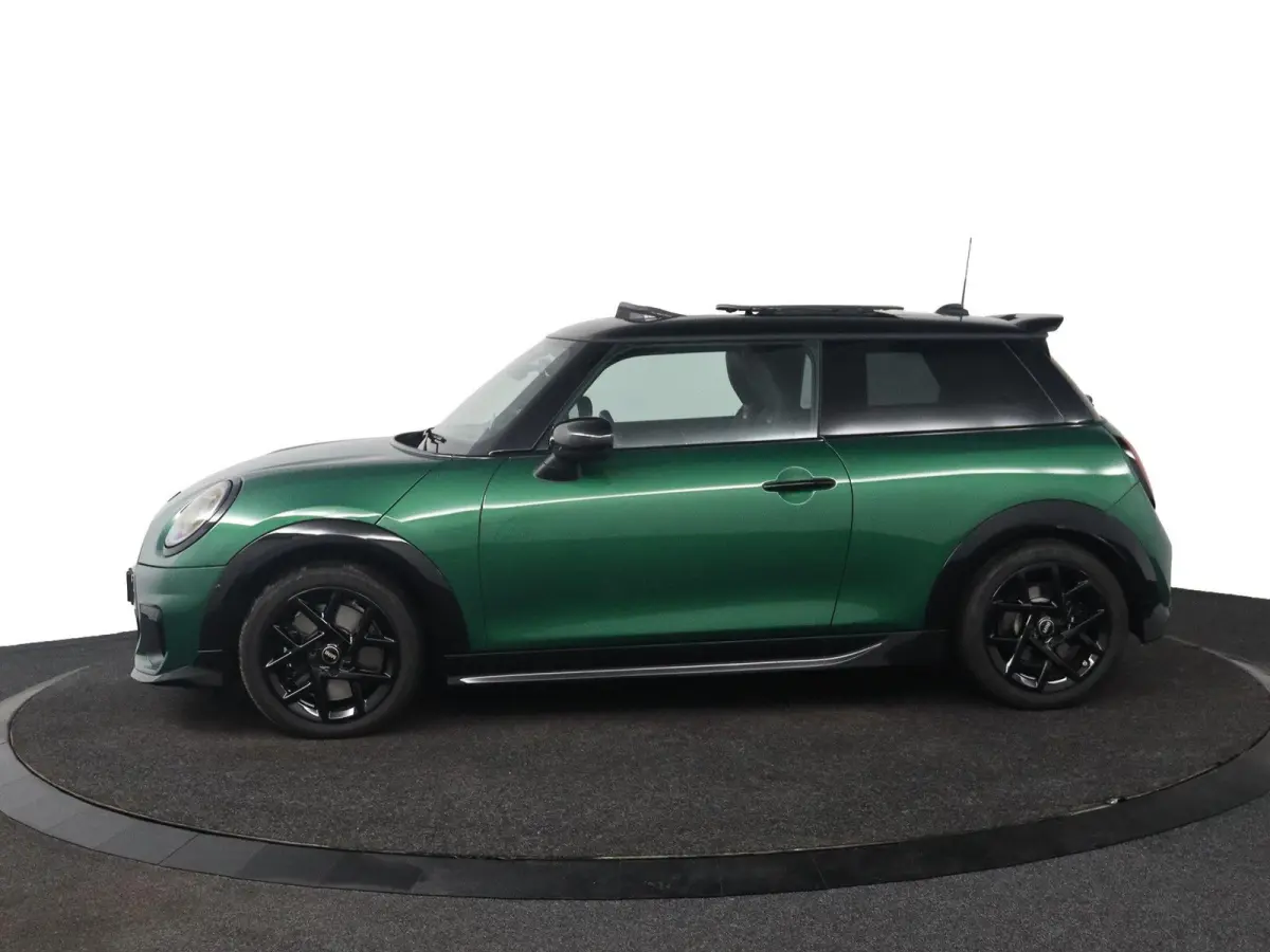 1.5 Cooper C John Cooper Works JCW Uitvoering | Pakket M | Panoramadak | Harman Kardon | Head-Up Display | Stuur- en stoelverwarming