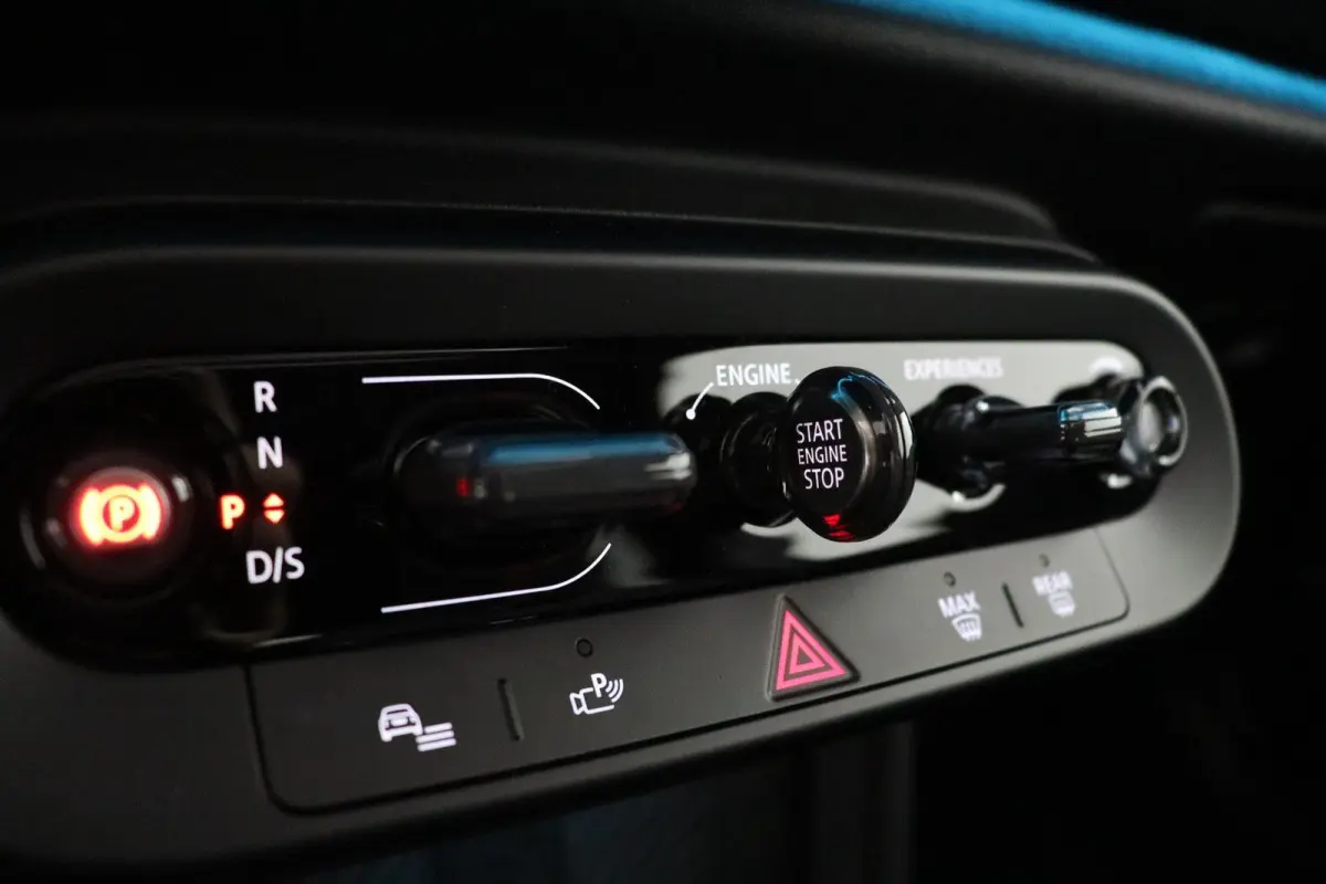 1.5 Cooper C John Cooper Works JCW Uitvoering | Pakket M | Panoramadak | Harman Kardon | Head-Up Display | Stuur- en stoelverwarming