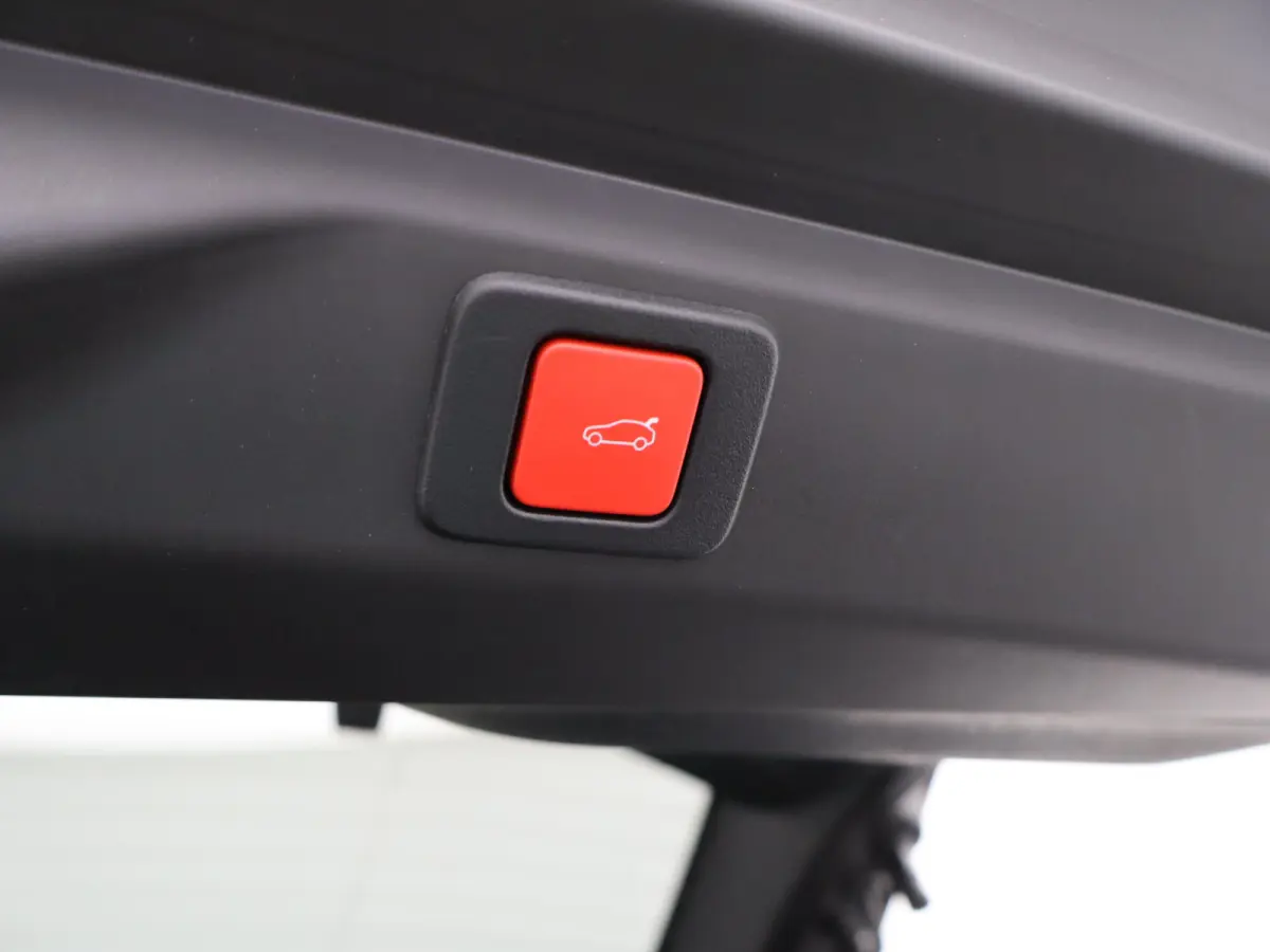 1.2 Hybrid 145 GT Camera | Cruise Control Adaptief | Stoel en Stuur Verwarming | 19" Lichtmetalen Velgen | Parkeersensoren Voor en Achter | Keyless