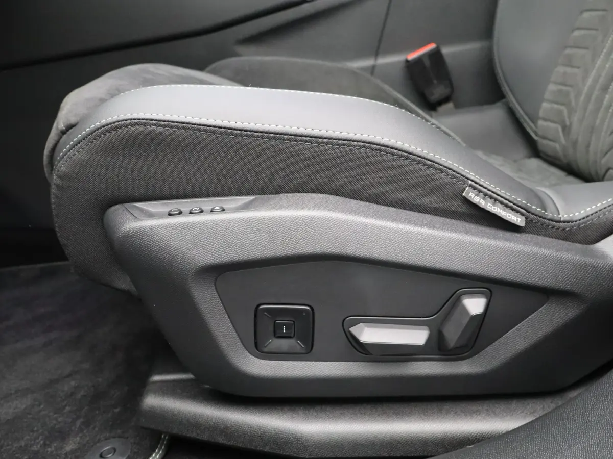 1.2 Hybrid 145 GT Camera | Cruise Control Adaptief | Stoel en Stuur Verwarming | 19" Lichtmetalen Velgen | Parkeersensoren Voor en Achter | Keyless