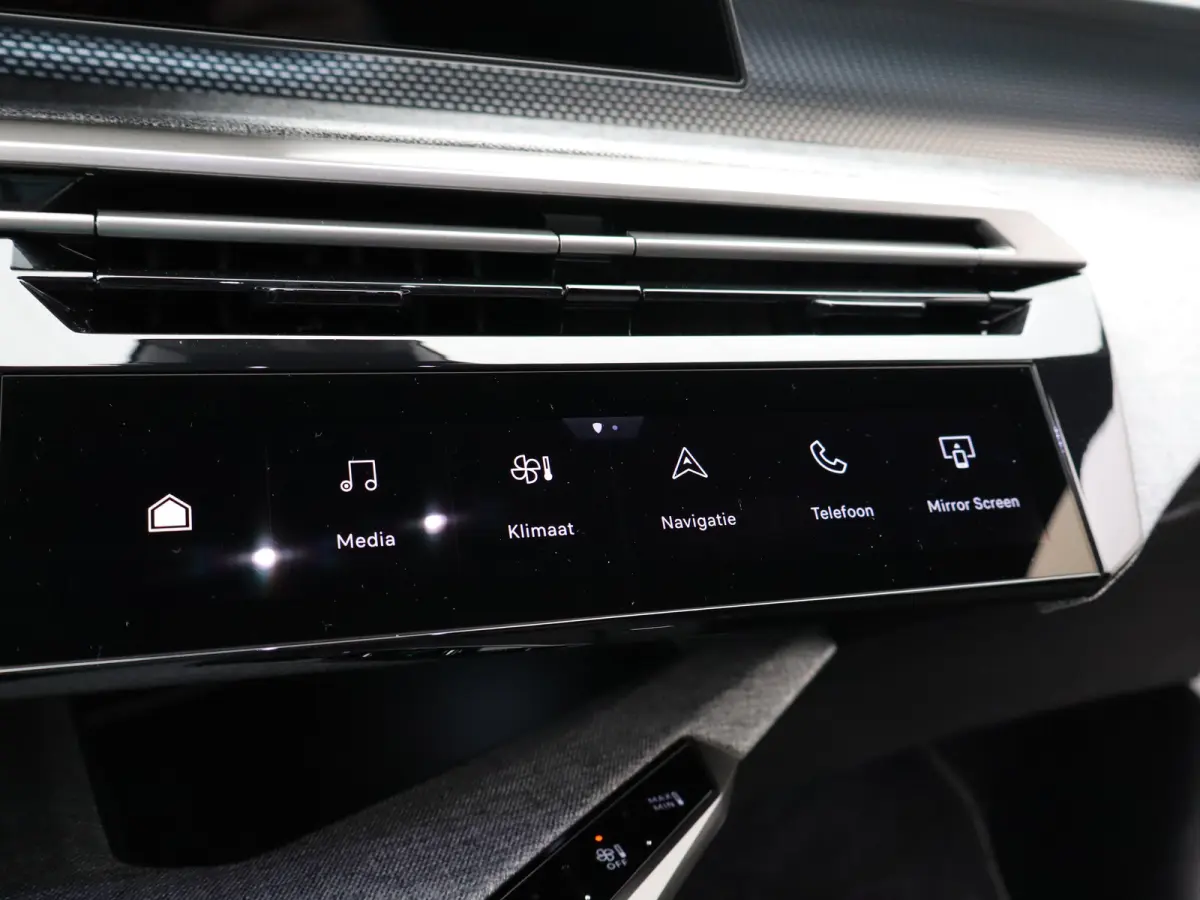 1.2 Hybrid 145 GT Camera | Cruise Control Adaptief | Stoel en Stuur Verwarming | 19" Lichtmetalen Velgen | Parkeersensoren Voor en Achter | Keyless