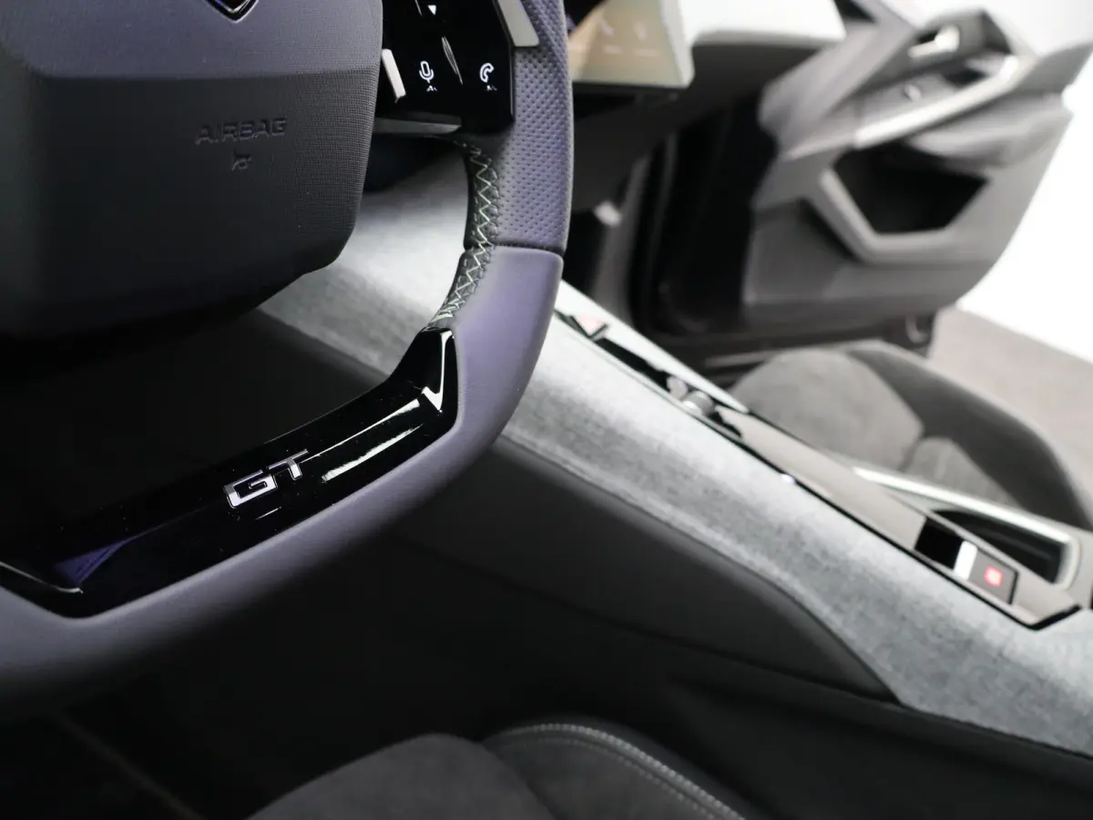 1.2 Hybrid 145 GT Camera | Cruise Control Adaptief | Stoel en Stuur Verwarming | 19" Lichtmetalen Velgen | Parkeersensoren Voor en Achter | Keyless
