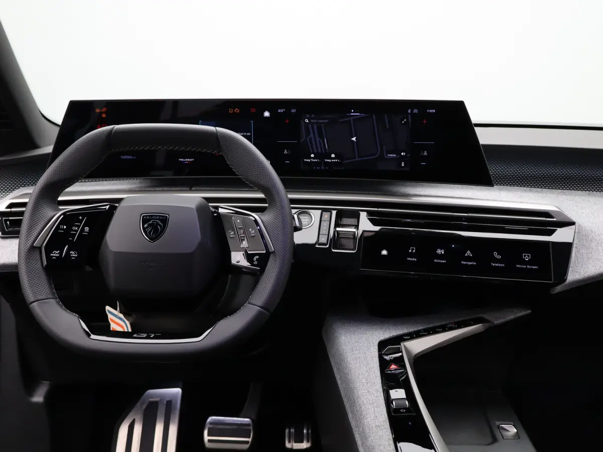 1.2 Hybrid 145 GT Camera | Cruise Control Adaptief | Stoel en Stuur Verwarming | 19" Lichtmetalen Velgen | Parkeersensoren Voor en Achter | Keyless