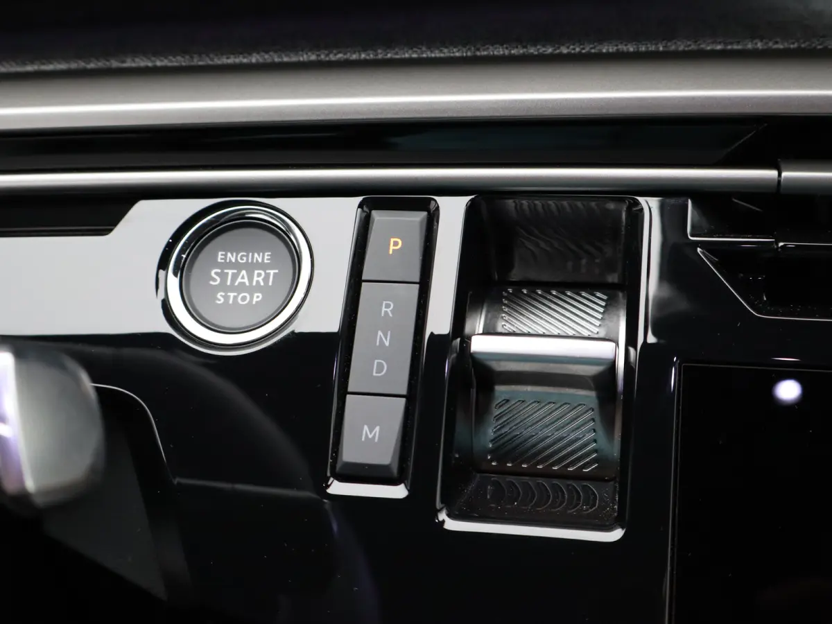 1.2 Hybrid 145 GT Camera | Cruise Control Adaptief | Stoel en Stuur Verwarming | 19" Lichtmetalen Velgen | Parkeersensoren Voor en Achter | Keyless