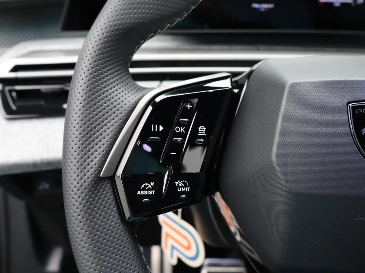 1.2 Hybrid 145 GT Camera | Cruise Control Adaptief | Stoel en Stuur Verwarming | 19" Lichtmetalen Velgen | Parkeersensoren Voor en Achter | Keyless