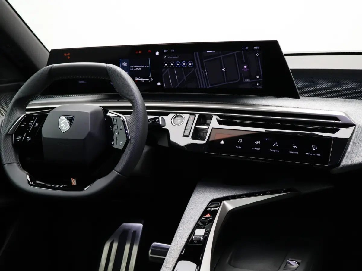 1.2 Hybrid 145 GT Camera | Cruise Control Adaptief | Stoel en Stuur Verwarming | 19" Lichtmetalen Velgen | Parkeersensoren Voor en Achter | Keyless