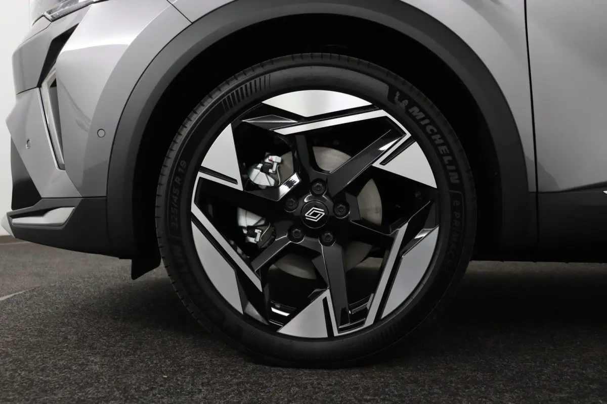 iconic full hybrid E-Tech 160 | pack light & sound |