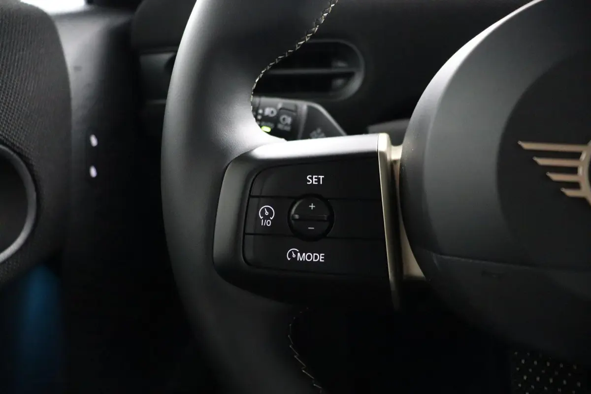 Cooper C Favoured Uitvoering | Pakket S | Stoel- en stuurverwarming | Head-Up Display | Comfort Access