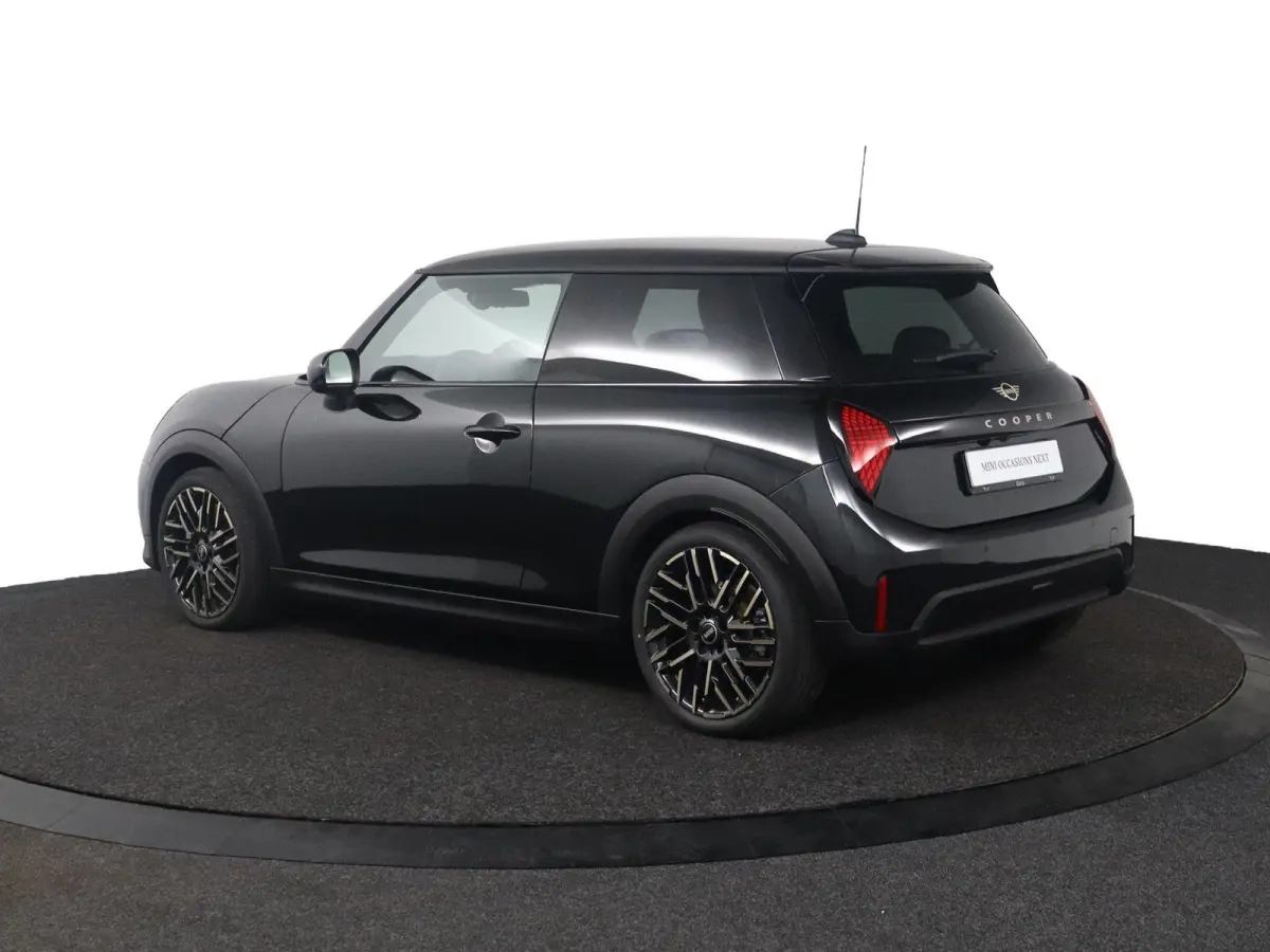 Cooper C Favoured Uitvoering | Pakket S | Stoel- en stuurverwarming | Head-Up Display | Comfort Access