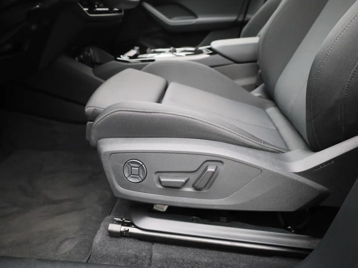 edition 83 kWh 252 PK | Adaptive cruise control | Navigatie | Stuurverwarming | Stoelverwarming voor & achter | Elektrisch instel. voorstoelen | 360 Camera | Smartphone interface | MMI-bijri