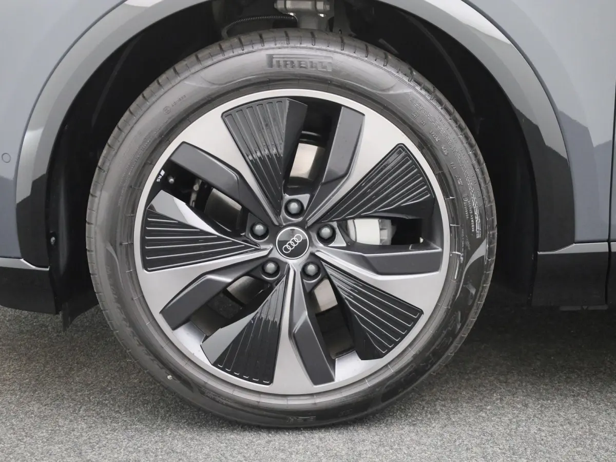 edition 83 kWh 252 PK | Adaptive cruise control | Navigatie | Stuurverwarming | Stoelverwarming voor & achter | Elektrisch instel. voorstoelen | 360 Camera | Smartphone interface | MMI-bijri