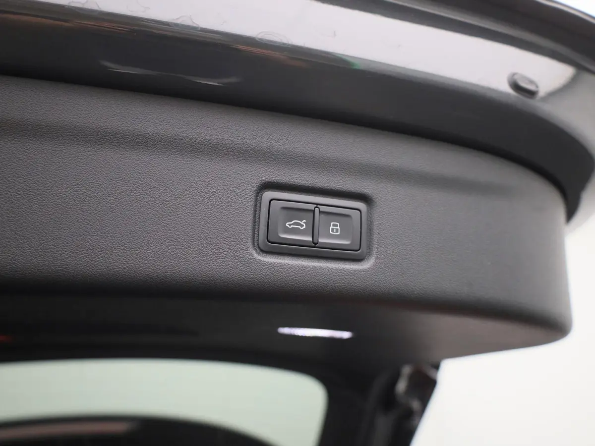 edition 83 kWh 252 PK | Adaptive cruise control | Navigatie | Stuurverwarming | Stoelverwarming voor & achter | Elektrisch instel. voorstoelen | 360 Camera | Smartphone interface | MMI-bijri