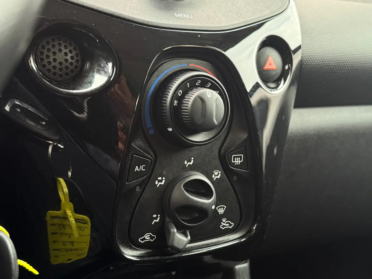 1.0 VTi Feel | Cruise Control | Bluethooth | Airco | Led | Achterbank in delen neerklapbaar | Airco | Bluetooth telefoonvoorbereiding