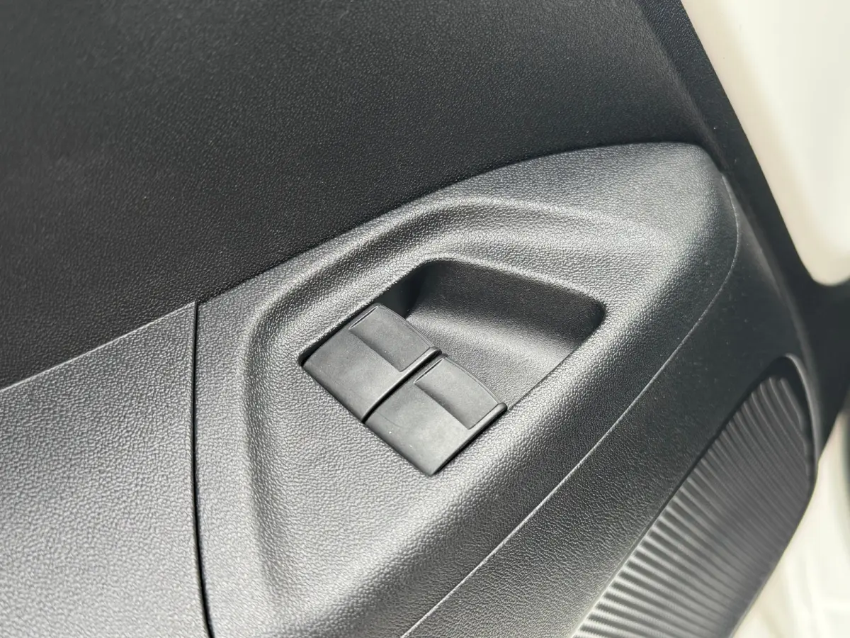 1.0 VTi Feel | Cruise Control | Bluethooth | Airco | Led | Achterbank in delen neerklapbaar | Airco | Bluetooth telefoonvoorbereiding