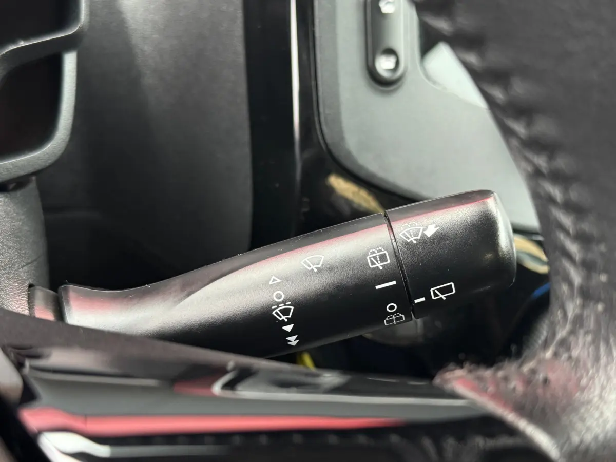 1.0 VTi Feel | Cruise Control | Bluethooth | Airco | Led | Achterbank in delen neerklapbaar | Airco | Bluetooth telefoonvoorbereiding
