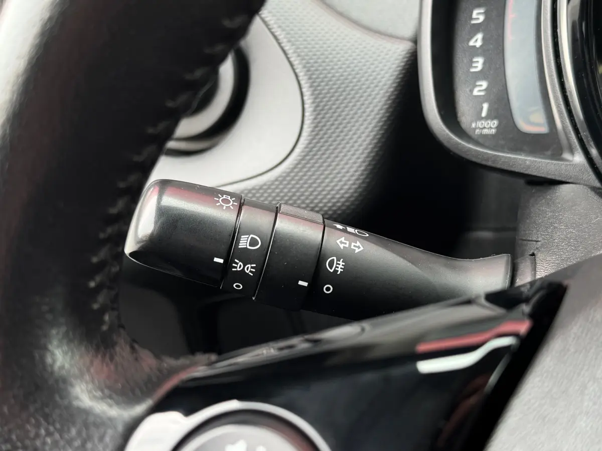 1.0 VTi Feel | Cruise Control | Bluethooth | Airco | Led | Achterbank in delen neerklapbaar | Airco | Bluetooth telefoonvoorbereiding