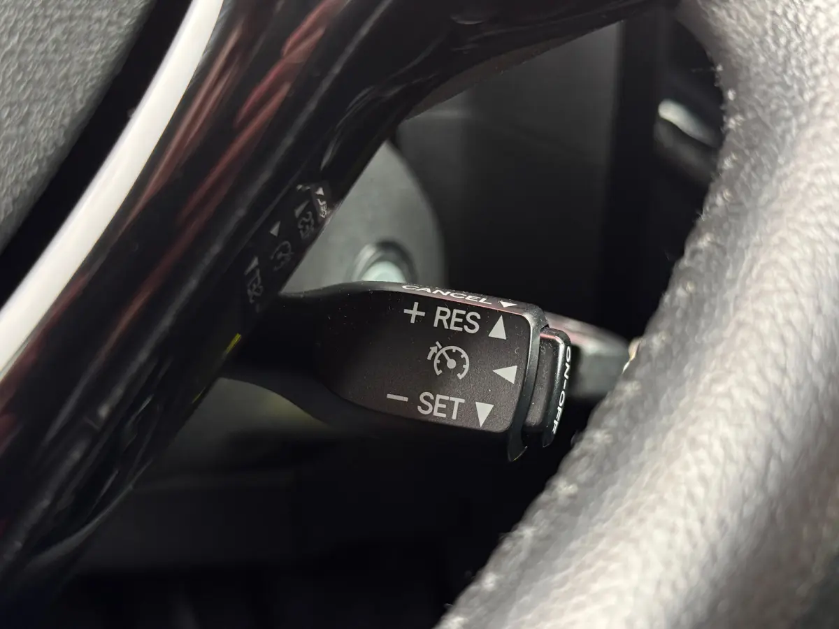 1.0 VTi Feel | Cruise Control | Bluethooth | Airco | Led | Achterbank in delen neerklapbaar | Airco | Bluetooth telefoonvoorbereiding