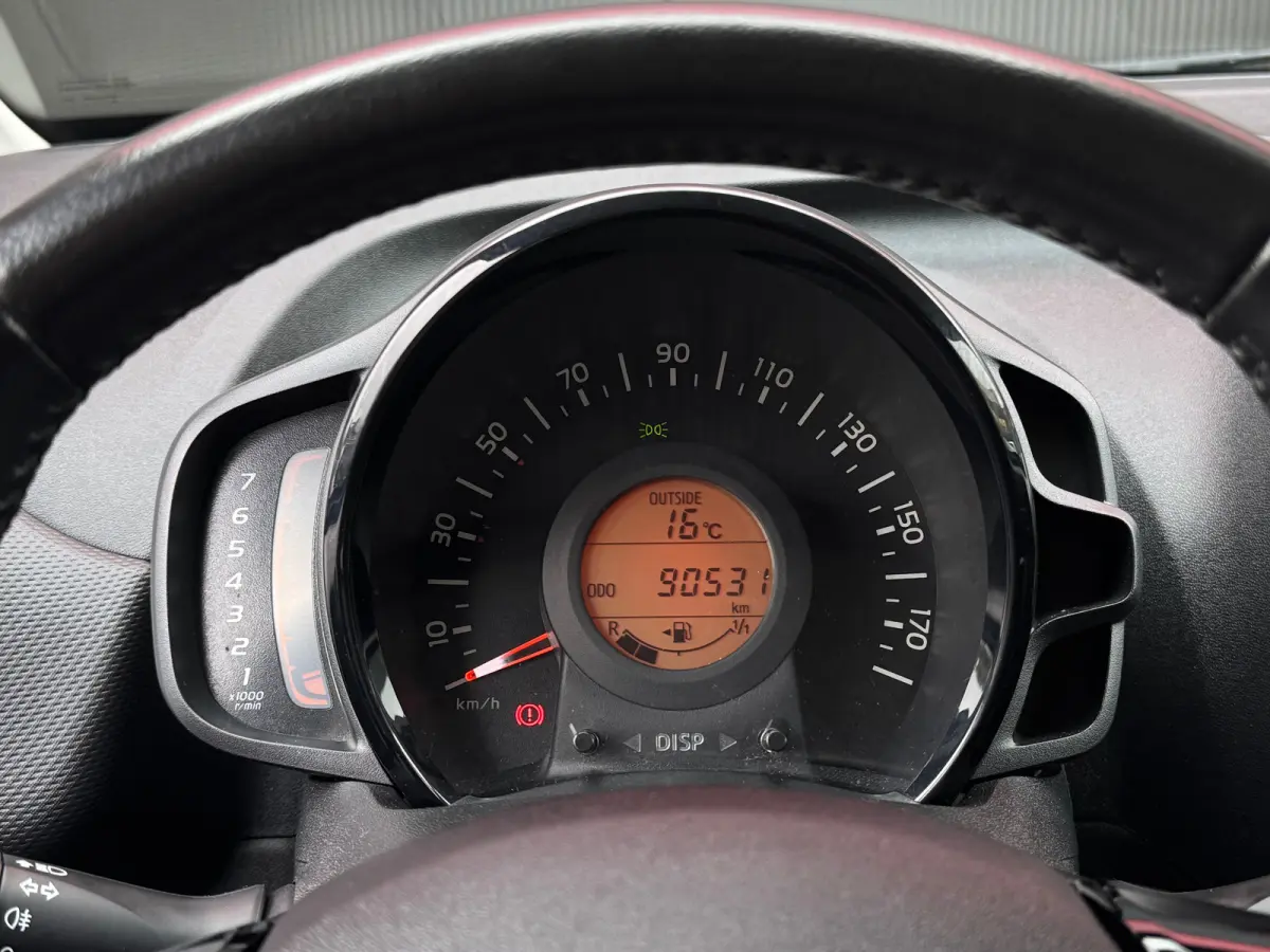 1.0 VTi Feel | Cruise Control | Bluethooth | Airco | Led | Achterbank in delen neerklapbaar | Airco | Bluetooth telefoonvoorbereiding
