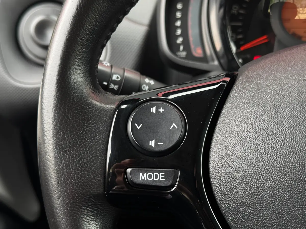 1.0 VTi Feel | Cruise Control | Bluethooth | Airco | Led | Achterbank in delen neerklapbaar | Airco | Bluetooth telefoonvoorbereiding