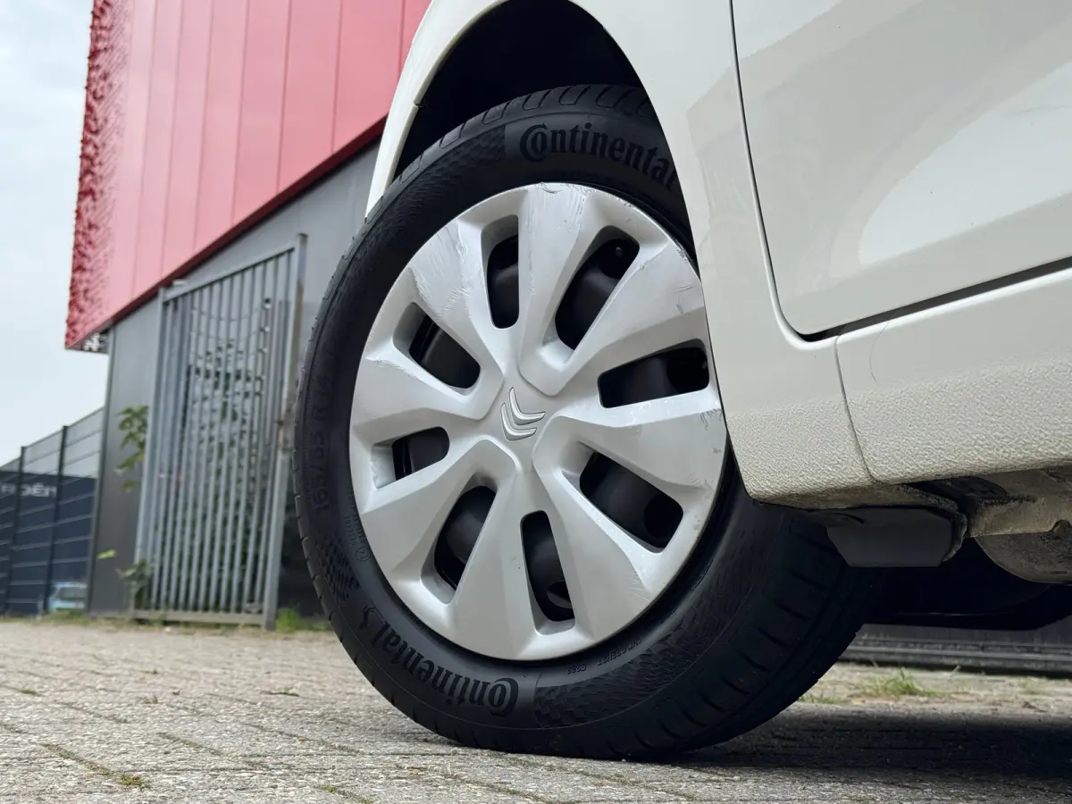 1.0 VTi Feel | Cruise Control | Bluethooth | Airco | Led | Achterbank in delen neerklapbaar | Airco | Bluetooth telefoonvoorbereiding